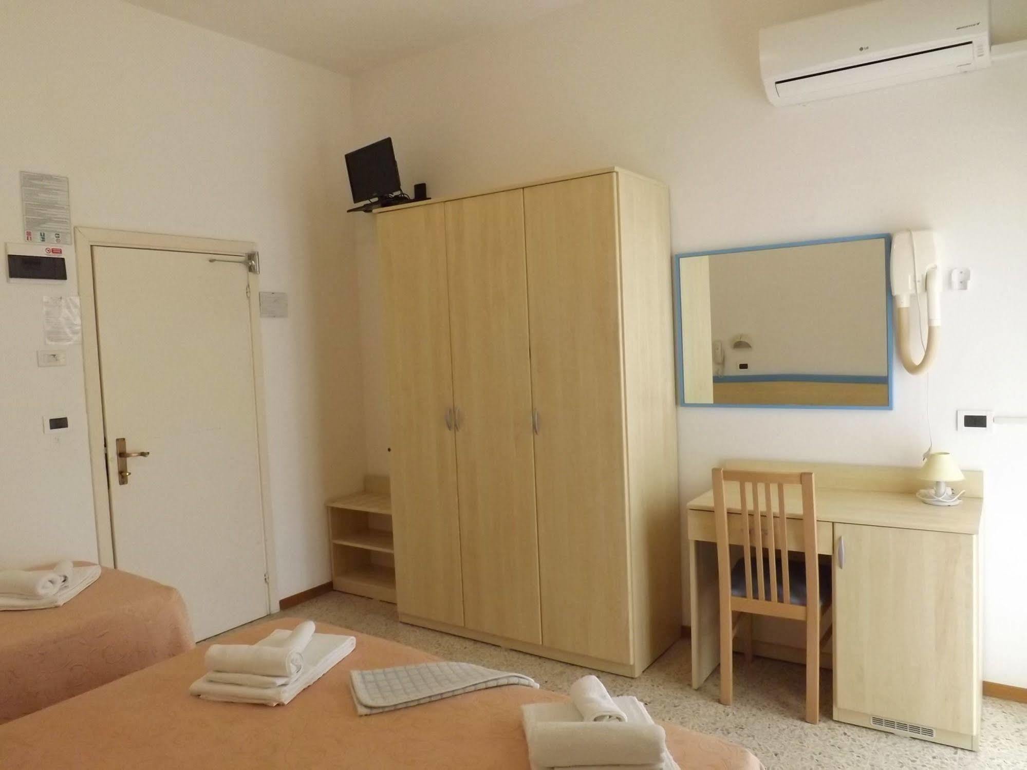 Hotel Edward Bellaria-Igea Marina Bagian luar foto